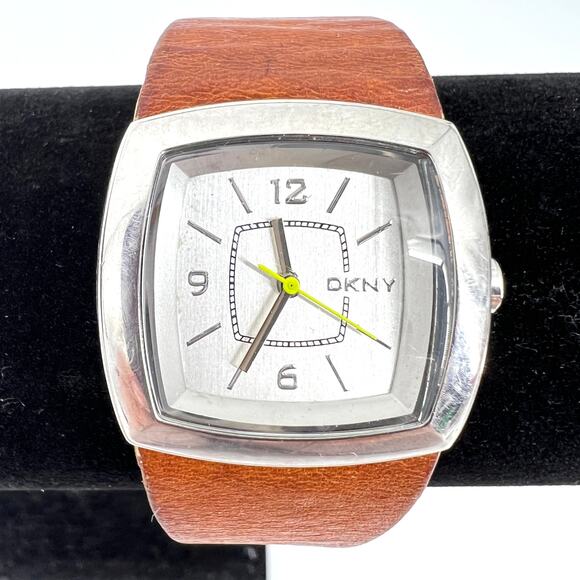 Vintage DKNY Watch Leather Band Silver Face/Back Works With Brand New Battery - Picture 1 of 6